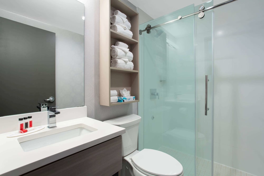 Room, 1 King Bed, Accessible, Non Smoking (Mobility/Hearing, Tub w/ Grab Bars) photo 2