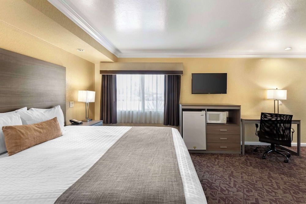 Standard Room, 1 Queen Bed, Accessible, Bathtub
