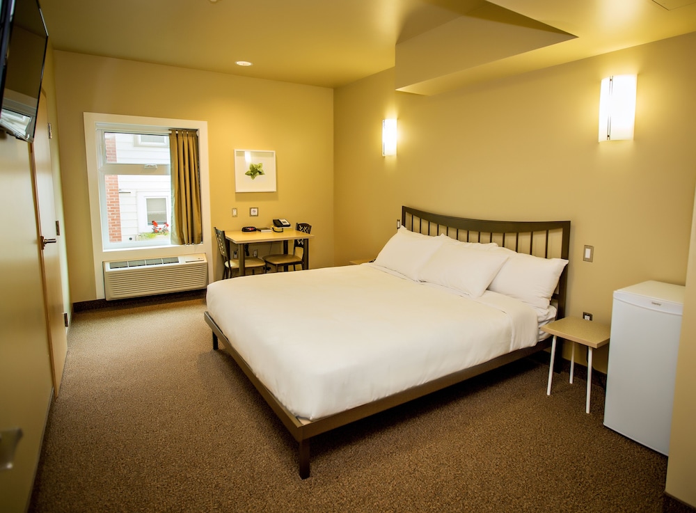 Standard Suite, 1 King Bed, Accessible