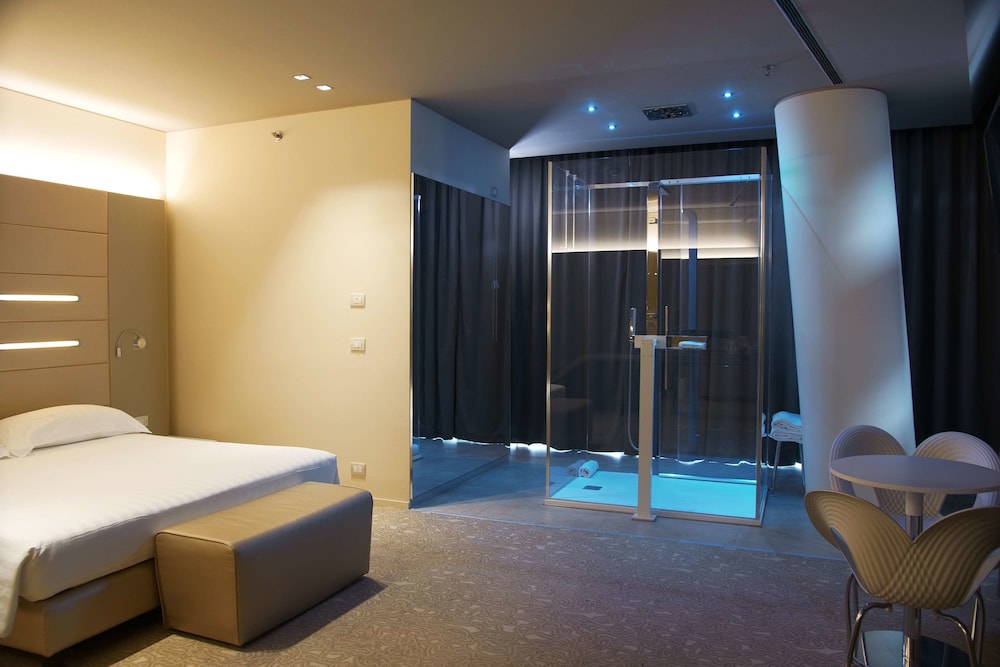 Deluxe Room, 1 King Bed, Non Smoking - Photo 3