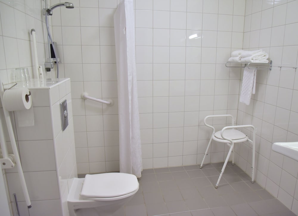 Standard Twin Room, Mobility Accessible photo 3