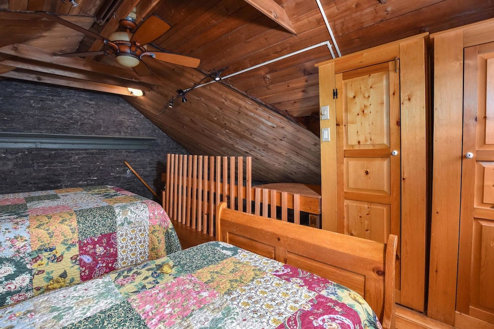 201 : The Penthouse South : The Canadiana Suite photo 3