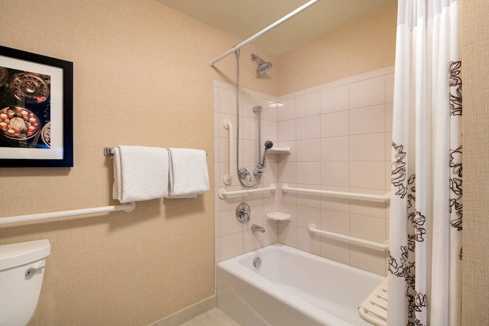 Studio, 1 King Bed with Sofa bed (Mobility/Hearing Accessible, Tub) - Photo 5