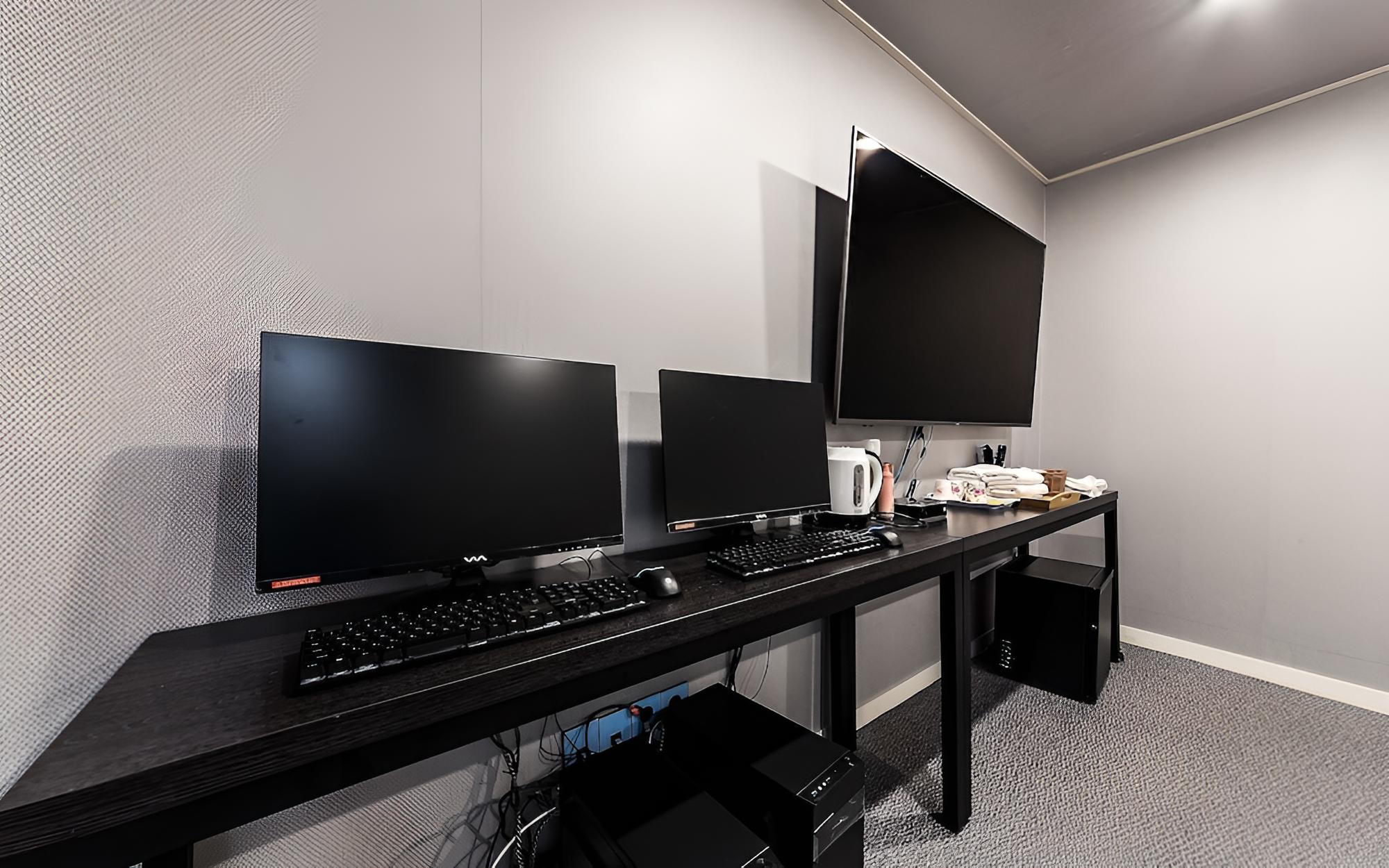 Room (Deluxe (65-inch TV)) photo 2