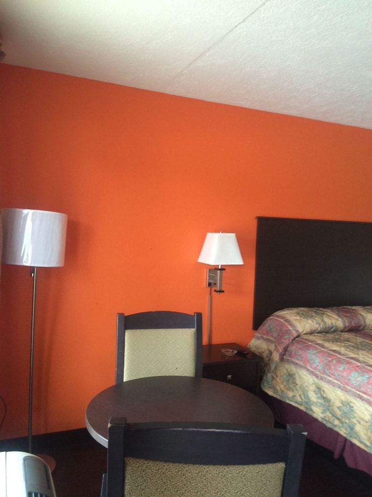 Classic Room, 1 King Bed, Non Smoking photo 3