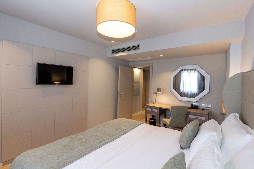 Superior Suite, 1 King Bed, Sea View