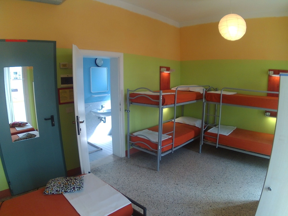 Room, Shared Bathroom (5 beds)