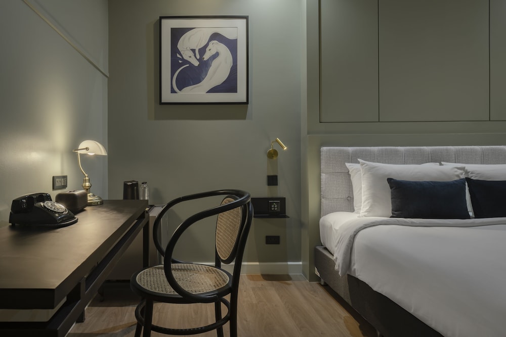 Standard Double Room thumbnail 5