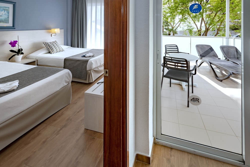 Junior Suite, Balcony (2 Adults and 1 Child) photo 3