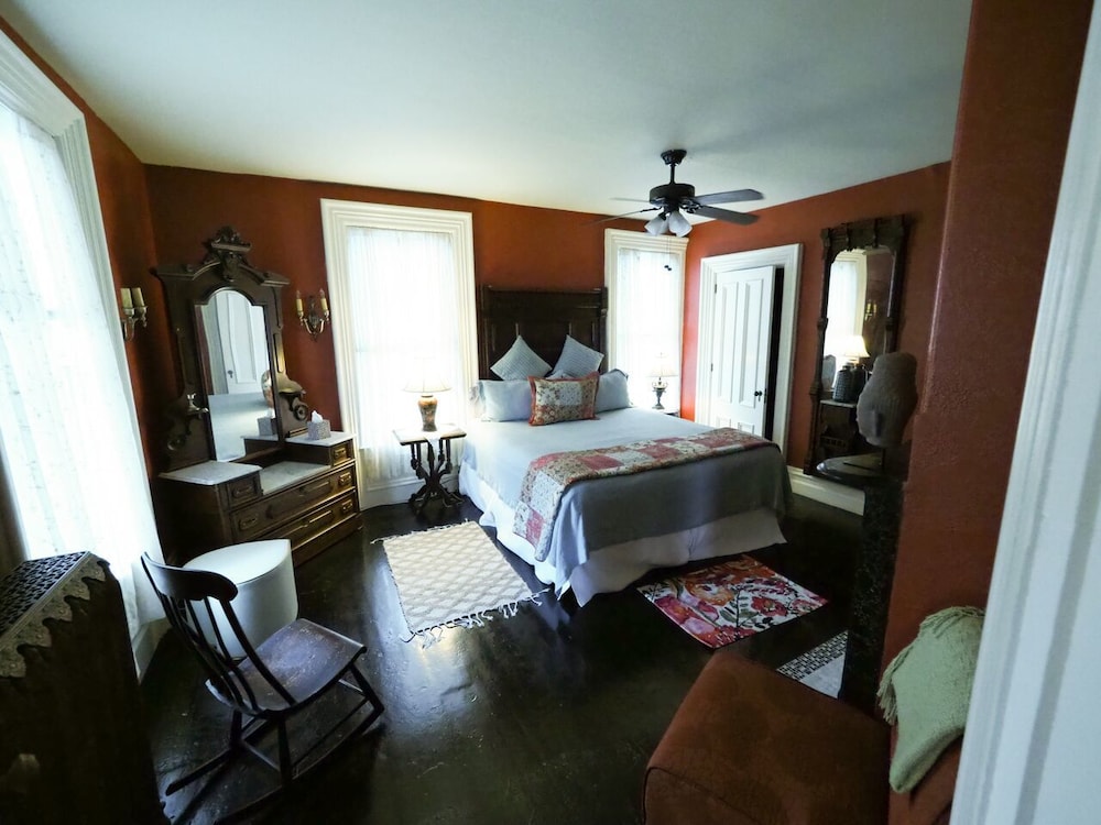 Premium Master Suite,1 King Bed,Fireplace, European Ensuite Bath(Full Gourmet Breakfast,Plush Robes) photo 2