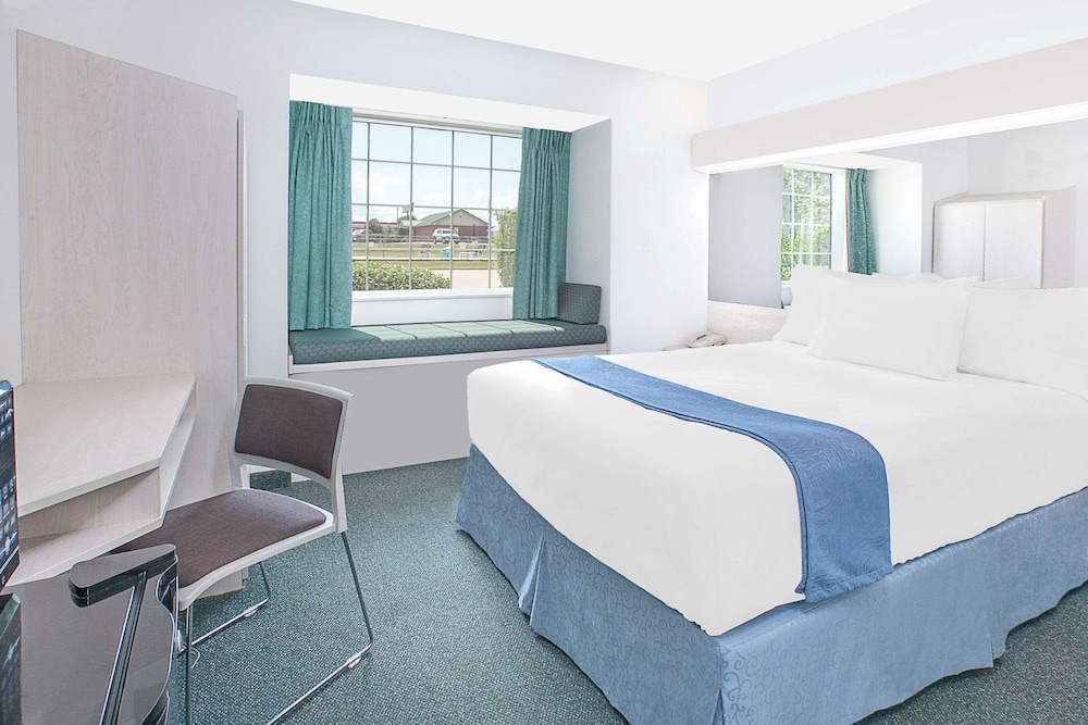 Suite, 1 Queen Bed, Non Smoking - Photo 1
