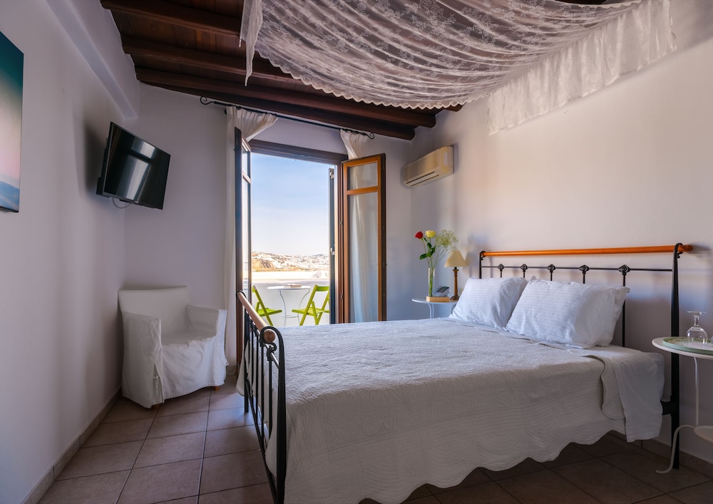 Superior Room, Partial Sea View photo 3