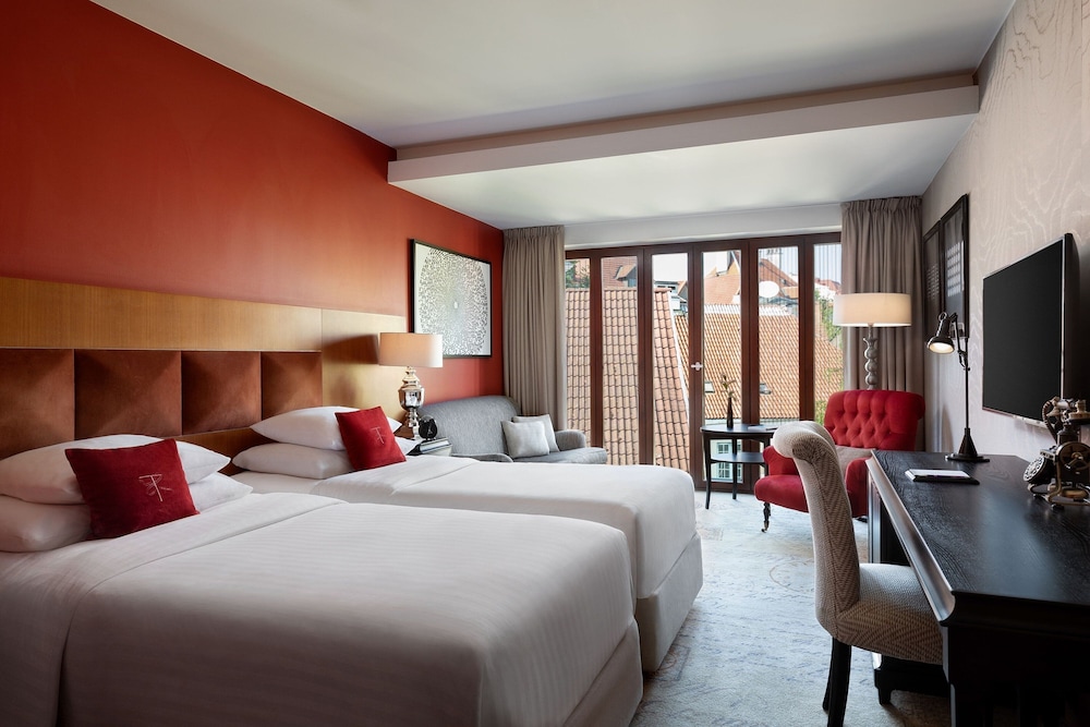Executive Room, 1 King Bed (Courtyard View) - Photo 2