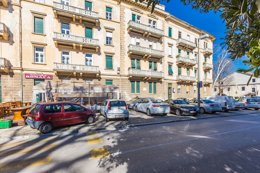 Studio (Studio Apartment)