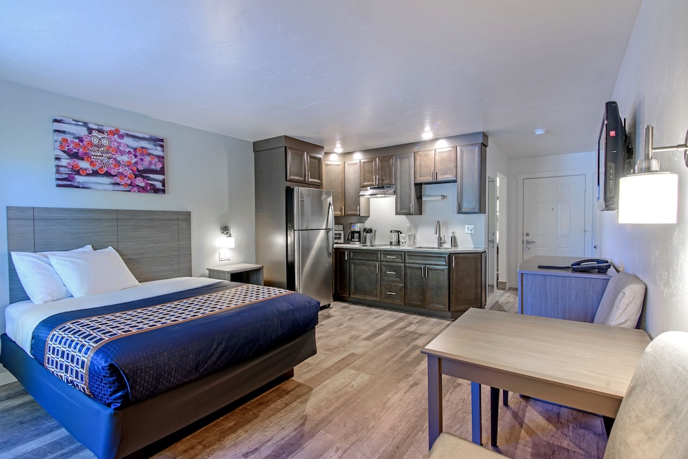 Premium Suite, 1 King Bed, Kitchenette (not pet friendly)