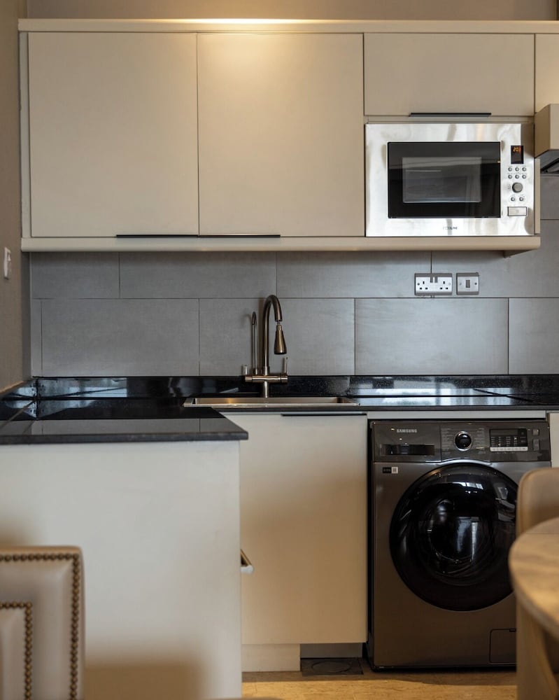 Three Bedroom Suite, Ground Floor with Kitchen - Photo 8