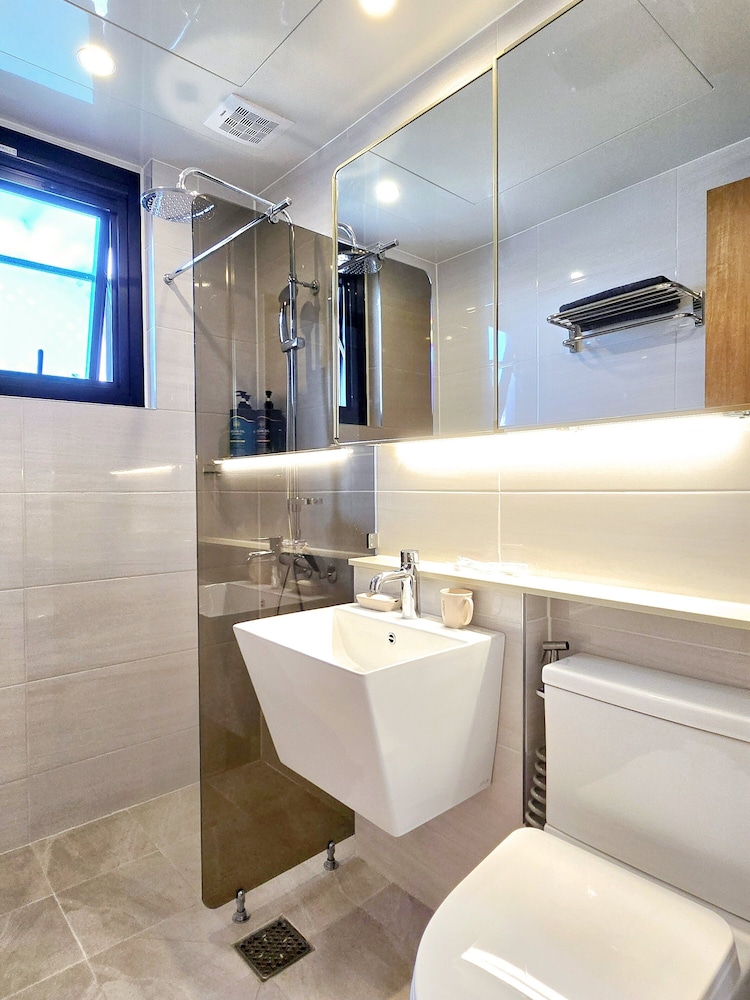 Standard Twin Room, 2 Twin Beds, Non Smoking (non-Korean nationals only) photo 3