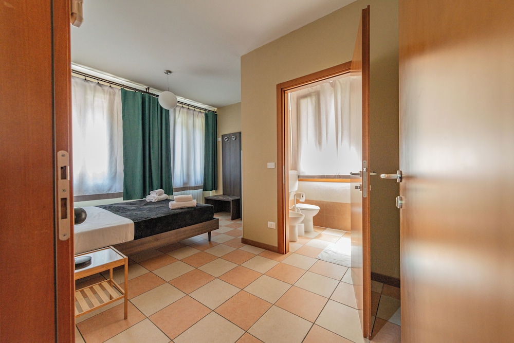Classic Double Room, Non Smoking, Private Bathroom photo 2