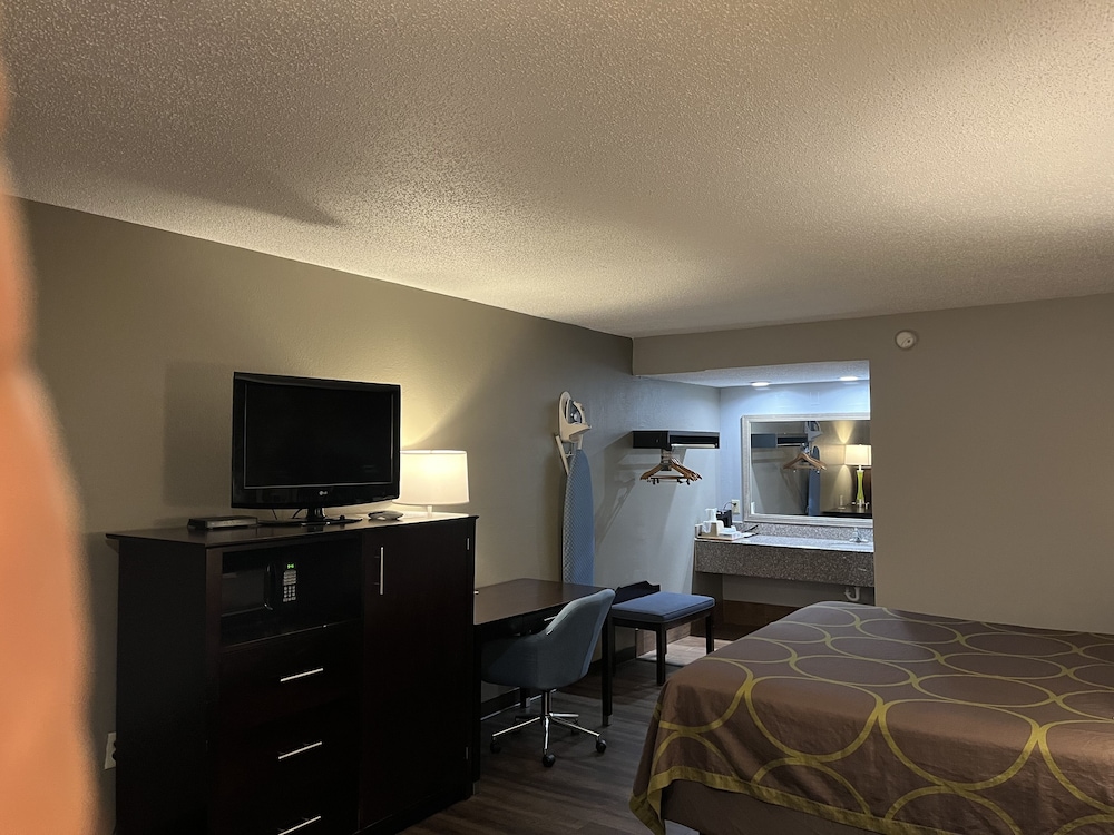 Room, 1 King Bed, Non Smoking (Pet-Friendly) - Photo 5