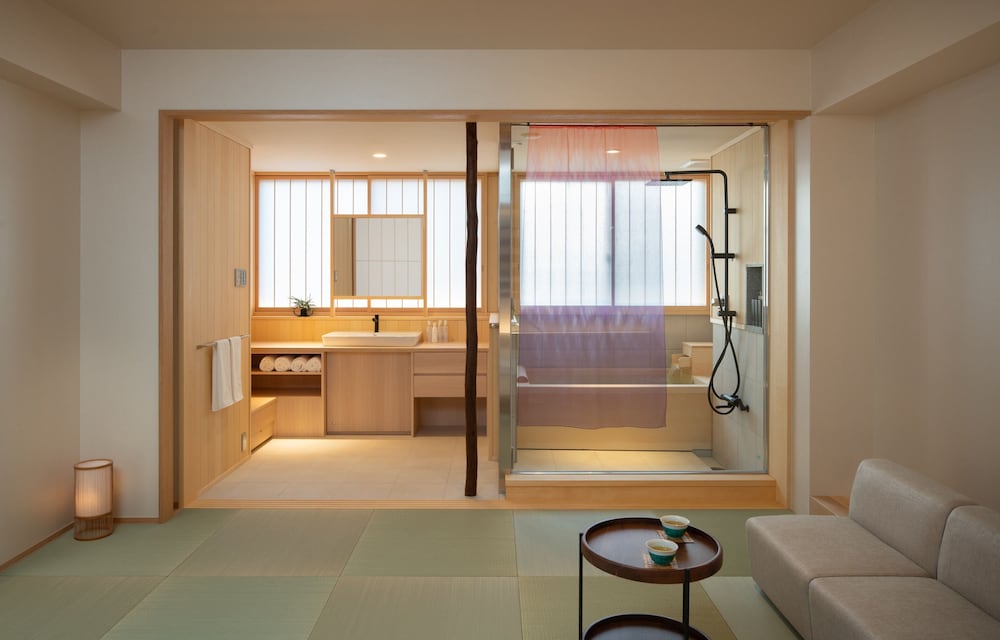Deluxe King Room - Photo 9