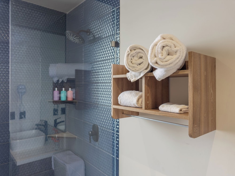 One Bedroom Apartment With Kitchenette & Balcony, photo 6