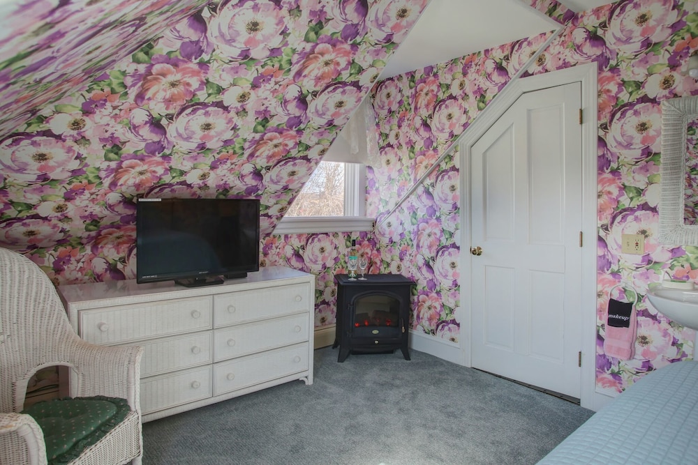 Deluxe Room, 1 King Bed, Non Smoking photo 3