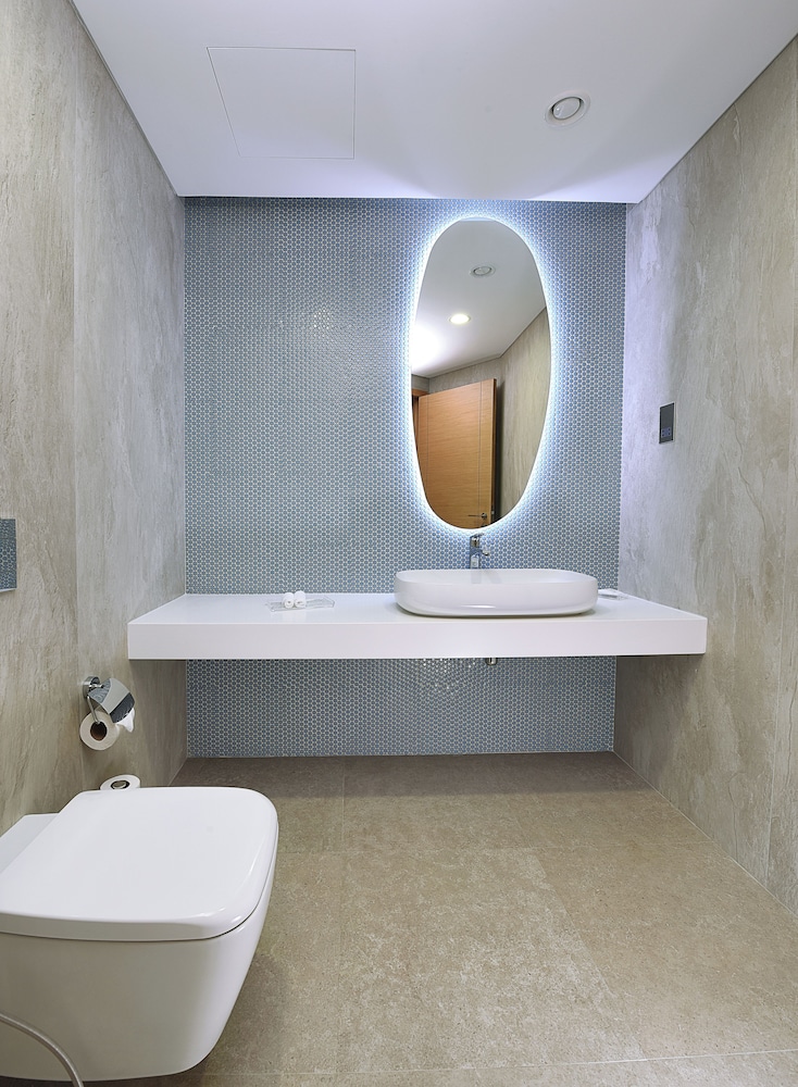 Grand 2-bedroom Suite - Complimentary Luxury Transfers to Jumeirah Beach and Mall of Emirates thumbnail 5
