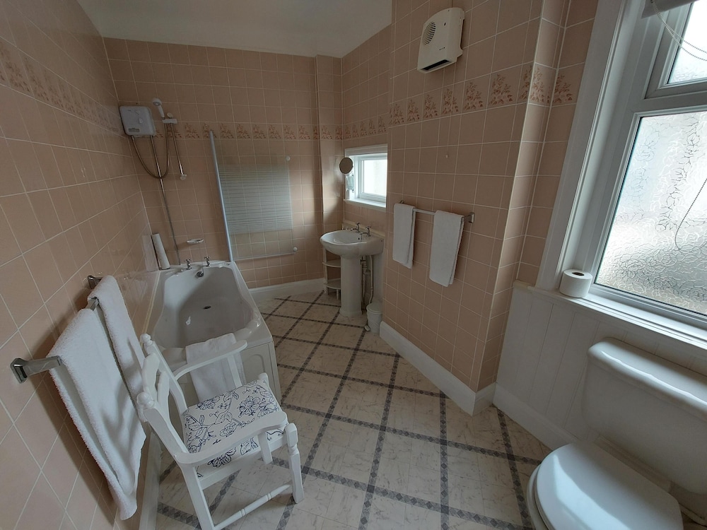 Standard Double or Twin Room, Ensuite, Garden View (Conwy) photo 3
