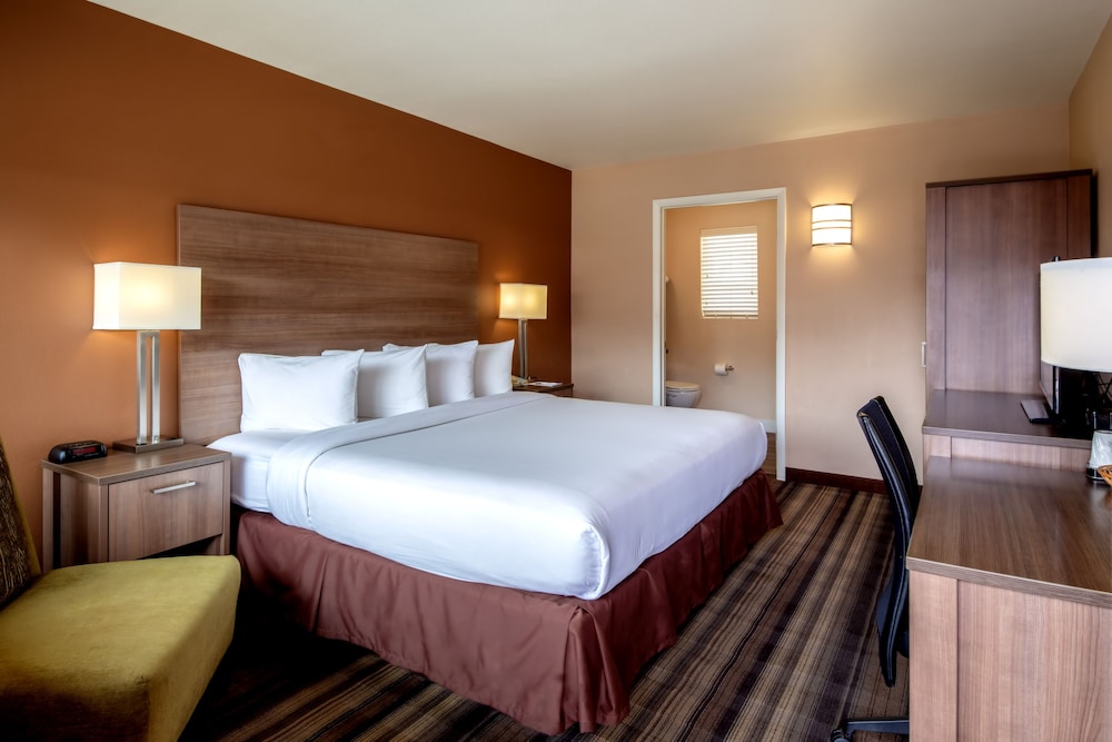 Deluxe Room, 1 King Bed, Corner photo 3
