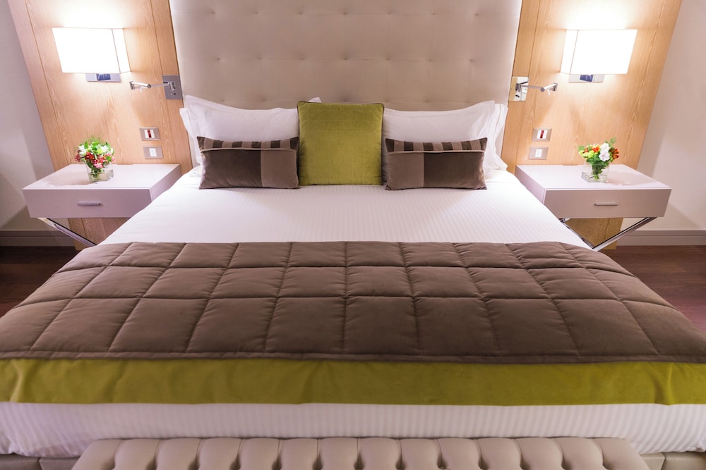 Deluxe Suite, 1 King Bed, Balcony