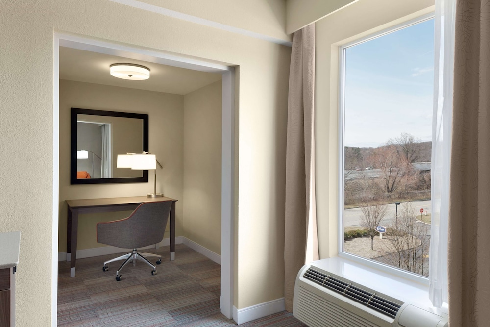 Room, 1 King Bed, Non Smoking, Refrigerator & Microwave - Photo 3
