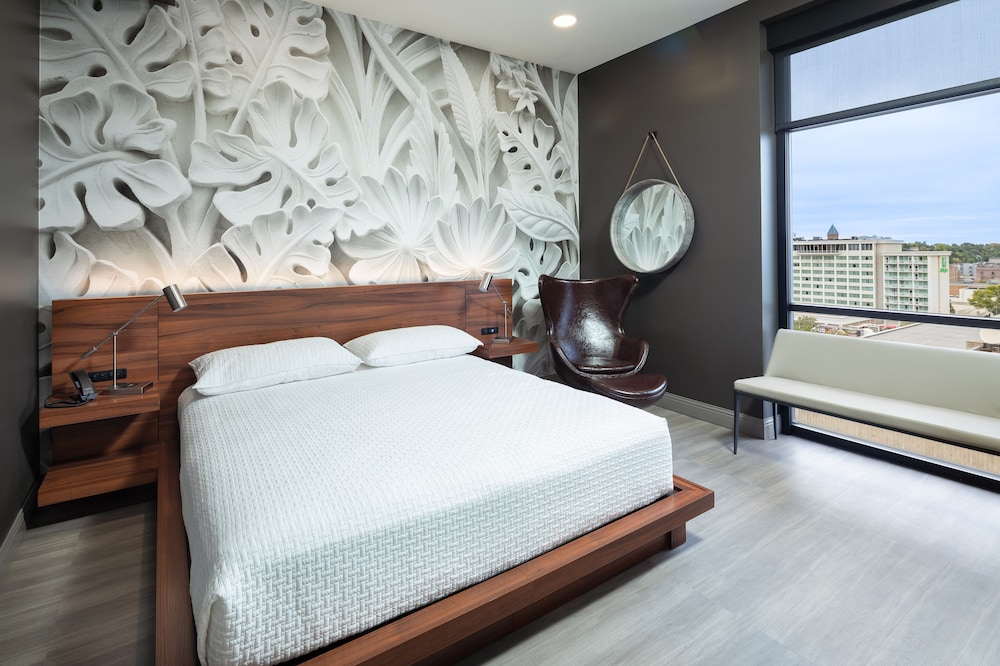 Deluxe Room, 1 King Bed, River View (Blarney Stone King) photo 3