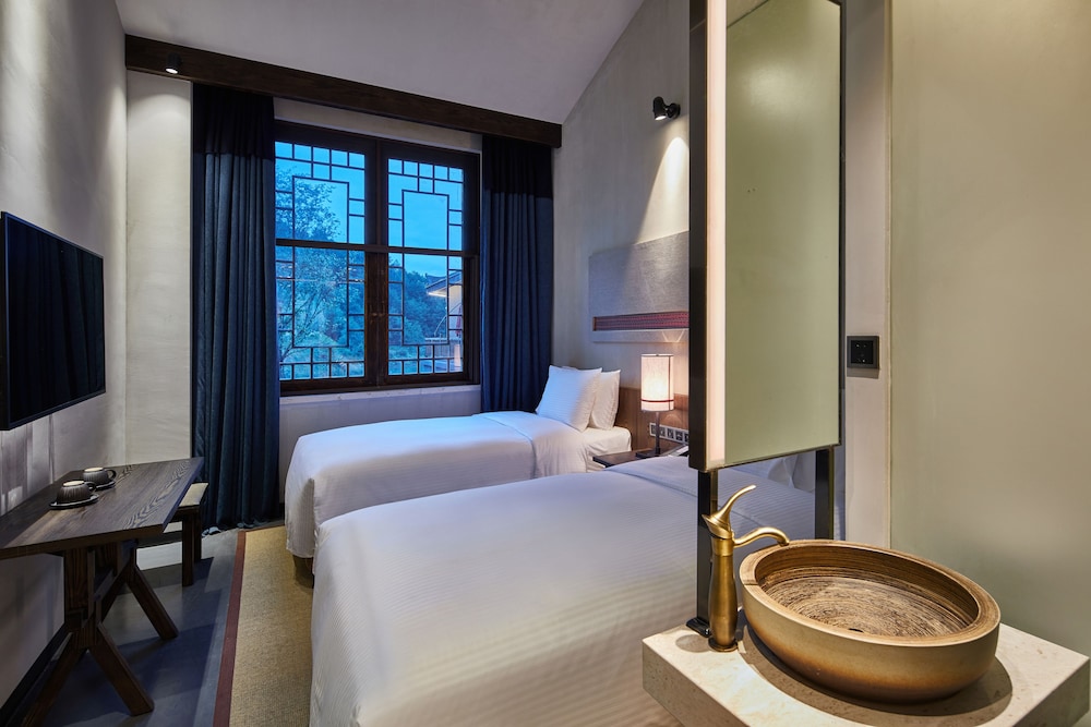 Deluxe King Room, Lake View photo 2