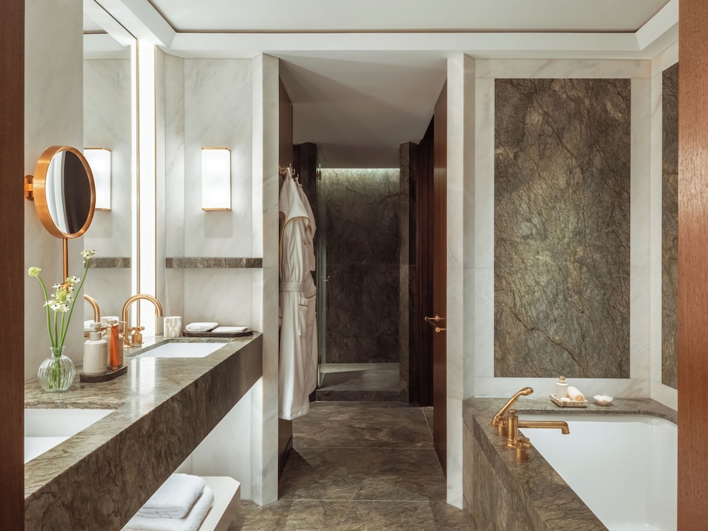 Grosvenor Junior Suite King photo 2