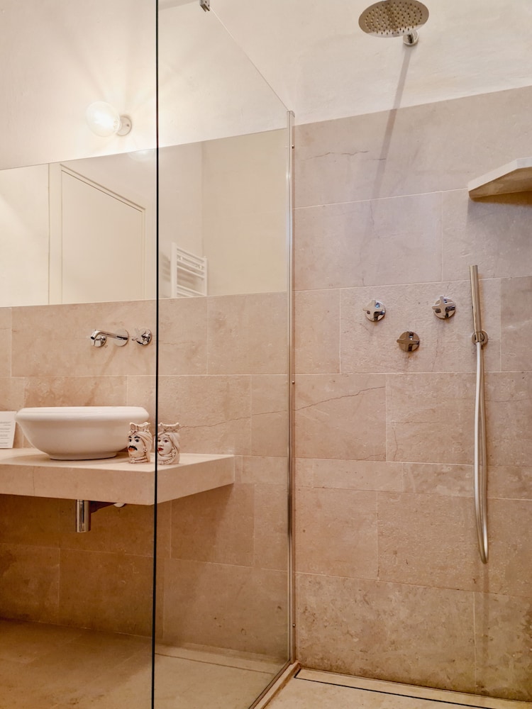 Suite - Photo 7