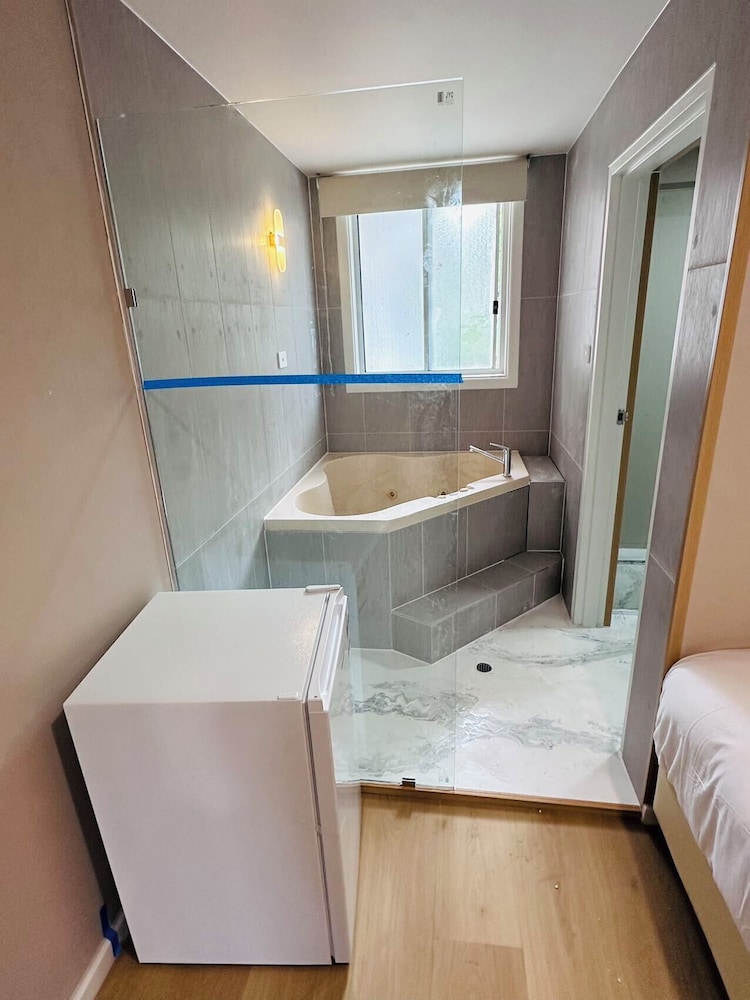 Deluxe King Room with Spa photo 2