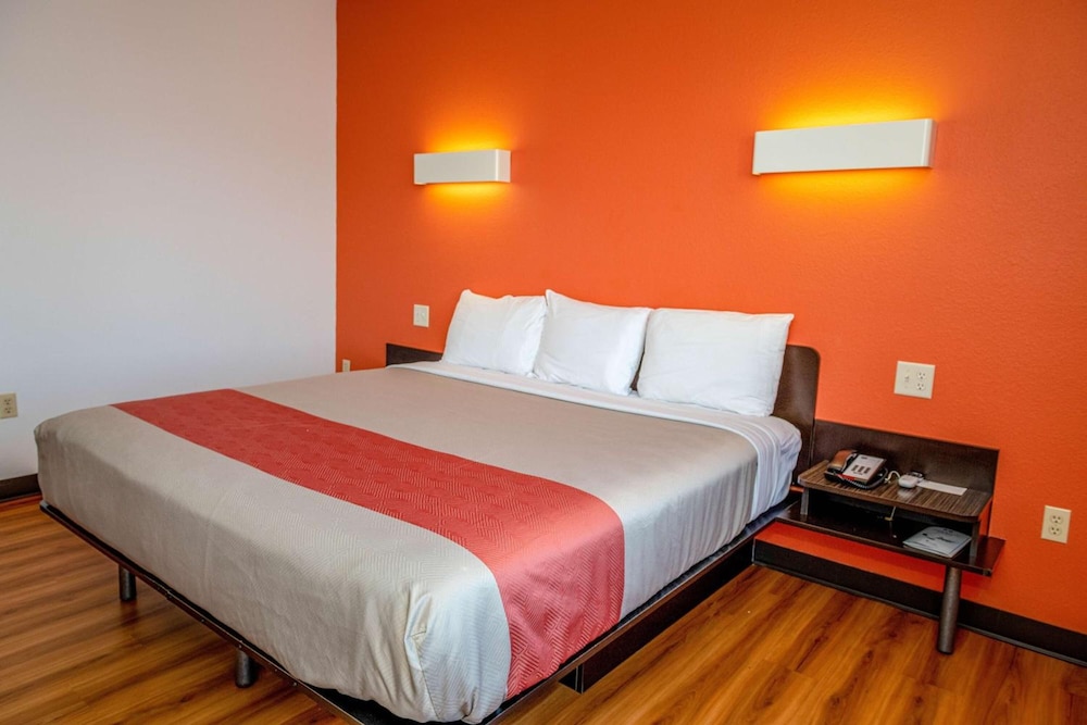 Business Room, 1 King Bed, Non Smoking photo 1