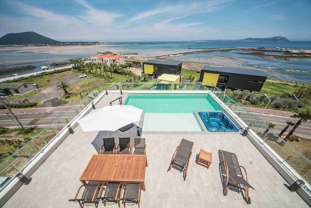Penthouse - With Pool Access photo 2