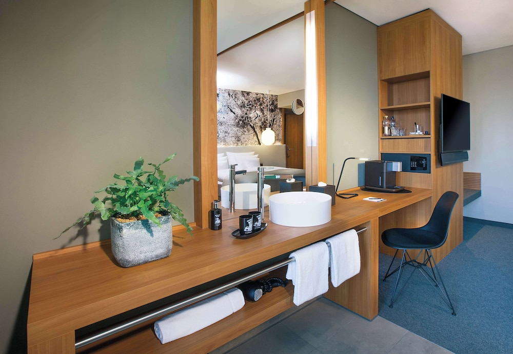 Deluxe Room, 1 Queen Bed, City View
