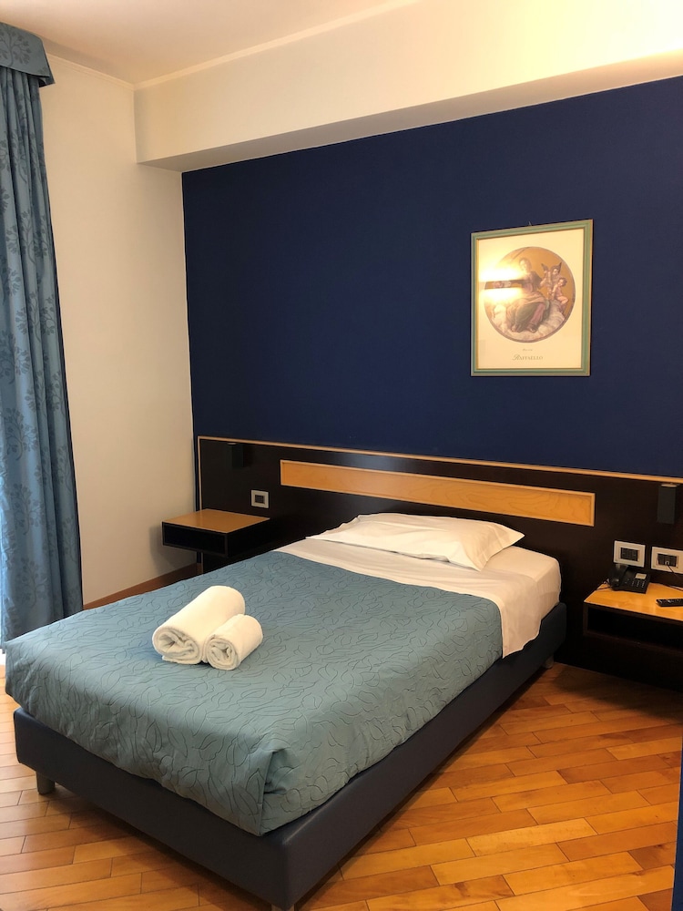 Chambre, 1 grand lit 1 place, vue ville