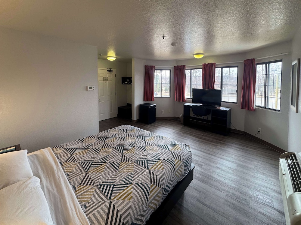 Deluxe Room, 1 King Bed, Non Smoking, Refrigerator