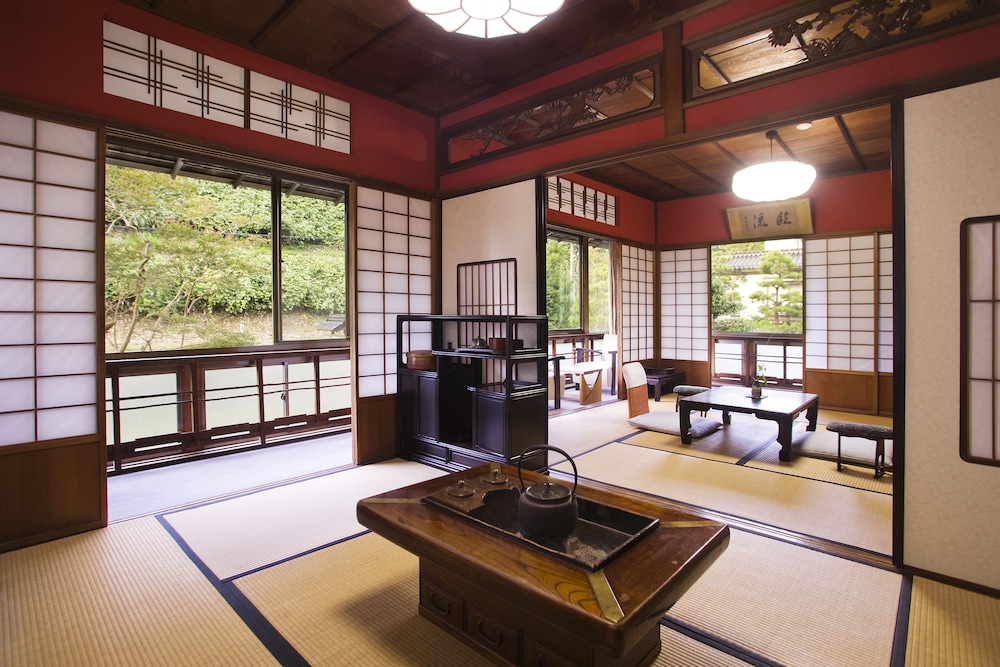 Japanese-Style Deluxe Corner Twin Room with Private Toilet and Mountain View [Kuzyaku] photo 2