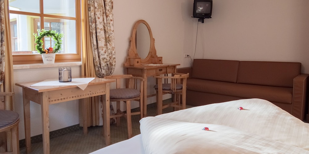 Family Room (2 Adults + 1 Kid)