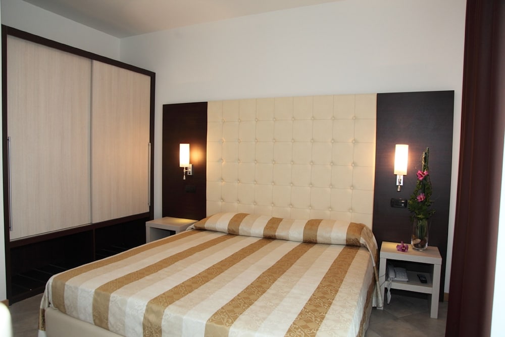 Double or Twin Room (Living) - Photo 2