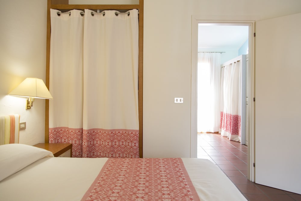 Comfort Room, Poolside - Photo 3