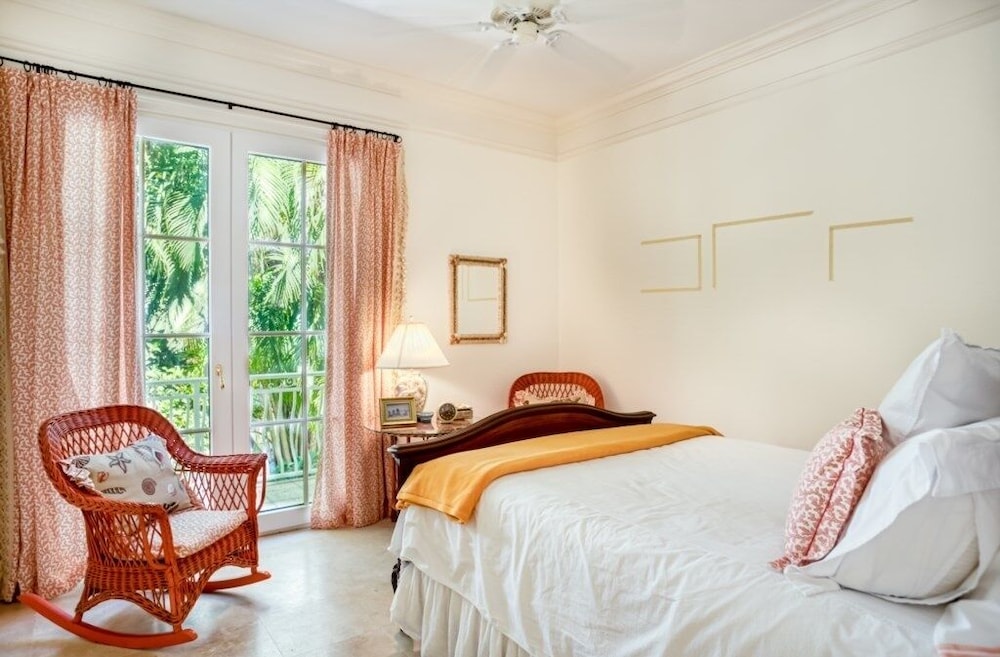 House, 6 Bedrooms photo 2