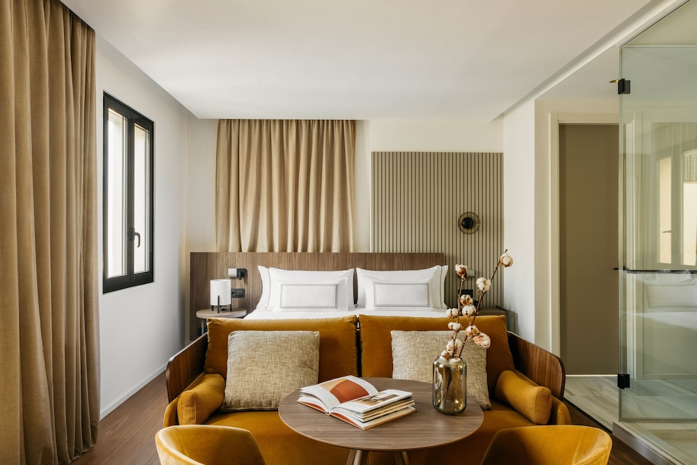 Junior Suite, City View (The Artist)