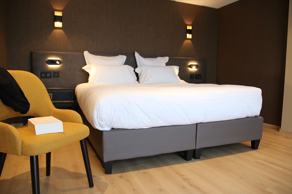 Deluxe Room, 1 King Bed, Non Smoking, Golf View (Twin bed on request) - Photo 4