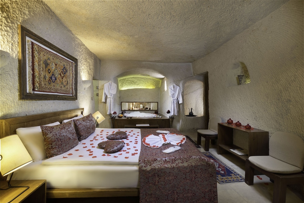 111 King Cave Suit with Jacuzzi photo 1