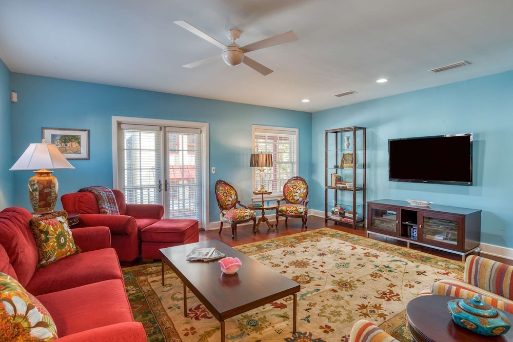 Apartment (110 St. George Street)